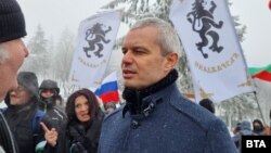 Костадин Костадинов на връх Шипка на 3 март. Зад него често може да се види развято руско знаме.