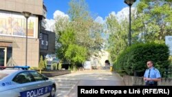 Një veturë dhe një zyrtar policor shihen pranë Rektoratit të Universitetit të Prishtinës. 17 maj 2022.