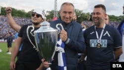 Старши-треньорът на "Левски" Станимир Стоилов-Мъри (в средата) позира с Купата на България.