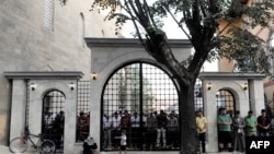 Vernici ispred džamije u Prištini, foto iz arhive