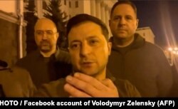 Volodimir Zelenszkij és tanácsadói – kép az orosz invázió másnapján felvett videóból, amelyet a kijevi utcán rögzített az ukrán elnök 2022. február 25-én
