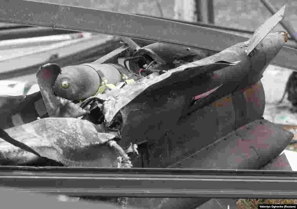 Mbetjet e një rakete që ra në rrugë, pasi presidenti rus, Putin, autorizoi një operacion ushtarak në Ukrainën lindore, Kiev, Ukrainë, 24 shkurt 2022.