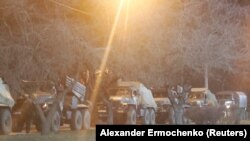 Katonai járművek Donyeck város közelében 2022. február 23-án