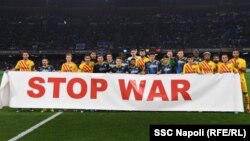 Снимка на отборите на "Наполи" и "Барселона", разпространена от италианския клуб в четвъртък