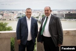 Pásztor István (j) és Orbán Viktor a Miniszterelnökség – az egykori Karmelita kolostor – teraszán