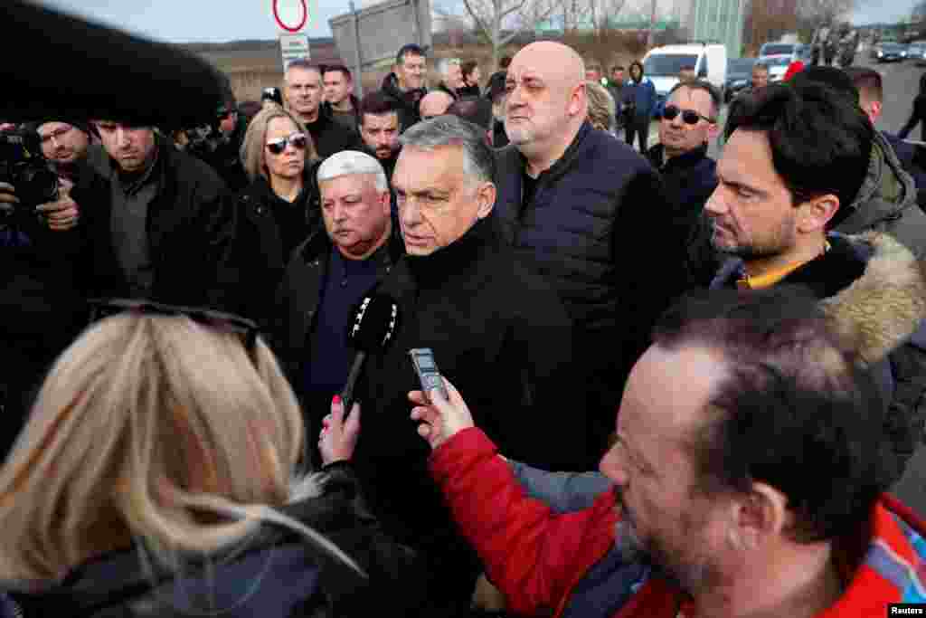 Premierul Ungariei, Viktor Orban, a vizitat vama Beregsurany în cursul zilei de sâmbătă. Acesta a condamnat atacul Rusiei și a declarat că țara sa este de acord cu toate măsurile europene luate împotriva regimului lui Vladimir Putin.&nbsp; Ungaria a primit ucrainenii care i-au trecut granițele, deși în trecut a refuzat să primească refugiați din Orientul mijlociu și nordul Africii.