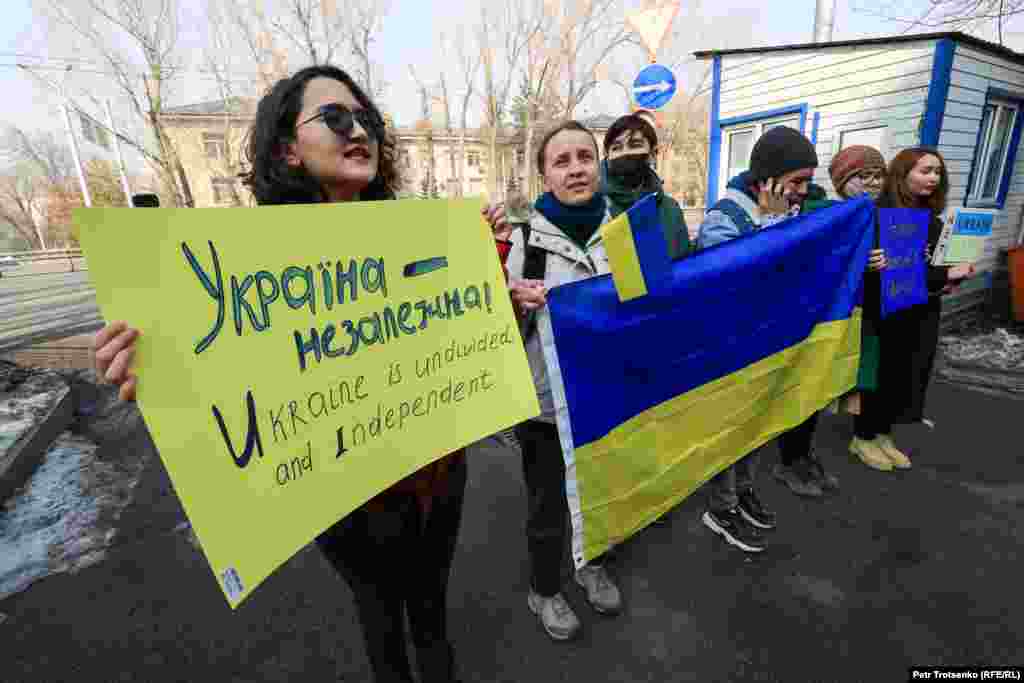 Постепенно у ворот Генконсульства начали собираться люди: активистов становилось всё больше, некоторые прохожие останавливались, чтобы послушать, кто-то поддерживал собравшихся, кто-то высказывал явное недовольство, называя активистов&nbsp;&laquo;террористами&raquo;