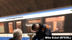 Работници на градското метро во Киев поставија привремена фонтана за вода за луѓето да пијат додека бараат засолниште од можен руски напад.