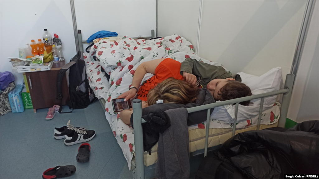 La Centrul de plasament al refugiaților din Ucraina organizat la Moldexpo erau vineri la ora prânzului 113 persoane dintre care 34 de copii. Conform primei dispoziții a Comisiei Situații Excepționale, cetățenii ucraineni pot intra pe teritoriul Republicii Moldova inclusiv cu acte de identitate expirate și fără obligativitatea prezentării certificatului COVID-19. La fel, automobilele vor putea intra fără carte verde, cu condiția procurării acesteia în termen de 24 de ore.