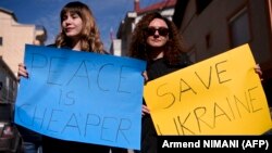 Qytetarët në Prishtinë duke protestuar kundër pushtimit rus në Ukrainë. 25 shkurt, 2022.