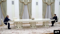 საფრანგეთის პრეზიდენტი ემანუელ მაკრონი რუსეთის პრეზიდენტ ვლადიმირ პუტინს ბოლოს მოსკოვში შეხვდა უკრაინაში ომის დაწყებამდე დაახლოებით სამი კვირით ადრე, 2022 წლის 7 თებერვალს.