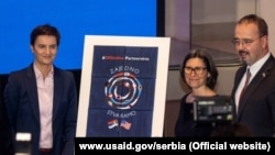 Predsednica Vlade Srbije Ana Brnabić, američki ambasador u Srbiji Entoni Godfri (Anthony Godfrey) i direktorka Misije USAID-a u Srbiji Suzan Fric (Susan Fritz) na izložbi "Zajedno stvaramo" kojom je USAID obeležio 20 godina partnerstva sa Srbijom, Beograd (15. decembar 2021.)