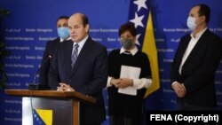 Zastupnici SDA Adil Osmanović (za govornicom), Šemsudin Dedić (lijevo), Alma Čolo i Safet Softić na konferenciji za medije, 8. februar 2022.