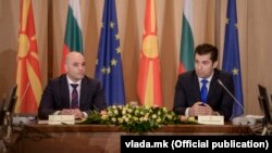 Kryeministri maqedonas Dimitar Kovaçevski dhe ai bullgar Kiril Petkov. Sofje, 25 janar 2022.

