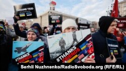 Украинци с плакати "Благодарим, приятели", написан на различни езици на страни от НАТО, на централния площад в Киев, 30 януари 2022 г.
