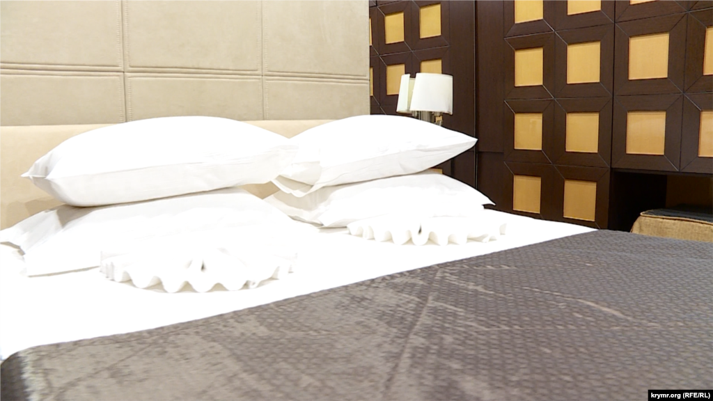 Hálószoba franciaággyal, mellette egy nagy fürdőszoba található vécével és zuhanyzóval. A hálószobába fürdőköpenyt, papucsot és tiszta törölközőt készítettek be az utasoknak