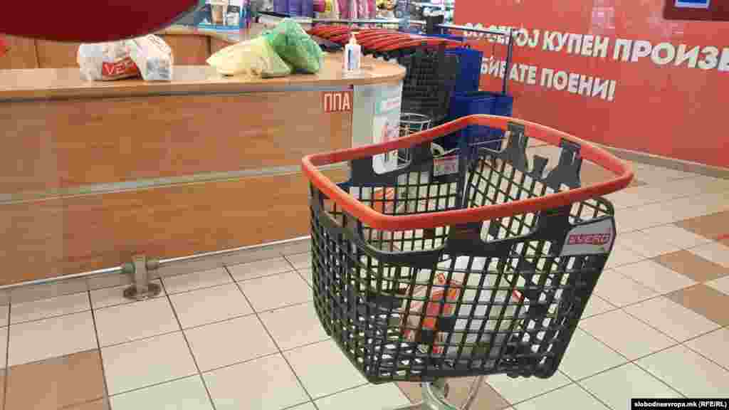 Се уште има купувачи кои купуваат кеси по цена од 15 денари, но нивниот број е драстично помал од оној пред 2 месеци