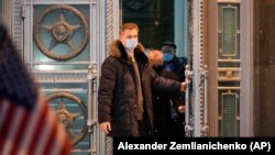 Москва-Амбасадорот на САД во Русија Џон Саливан, втор од лево, го напушта руското Министерство за надворешни работи