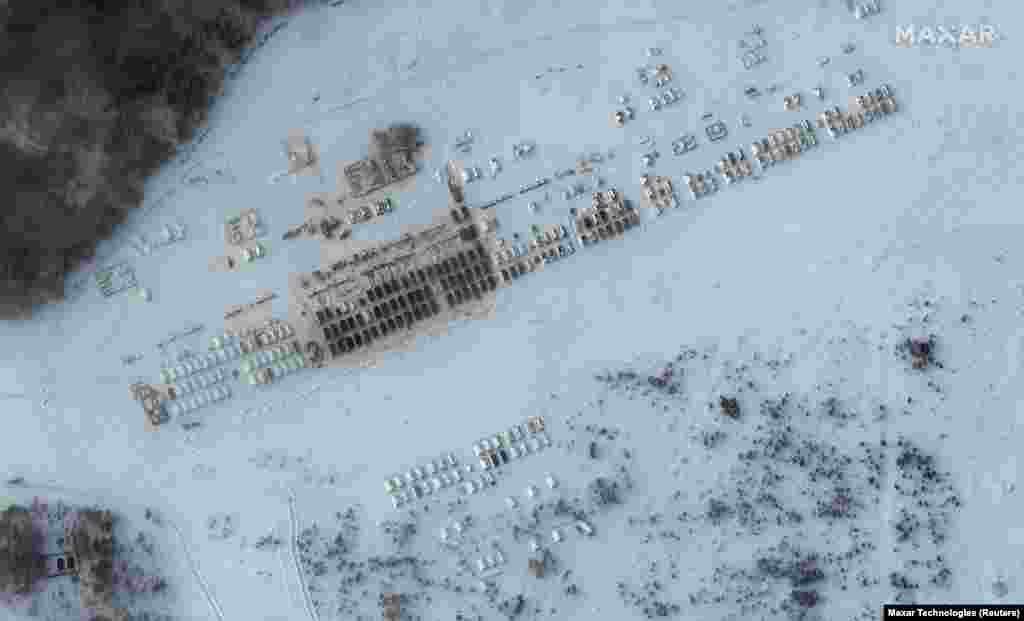 რუსეთის ჯარისთვის განკუთვნილი კარვები და საცხოვრებელი ბარაკები იელნას პოლიგონზე. 19 იანვარს, როდესაც ფოტო გავრცელდა, დიდი კრიტიკა გამოიწვია აშშ-ის პრეზიდენტ ჯო ბაიდენის სიტყვებმა, რომელშიც საუბარი შეეხებოდა სხვაობას უკრაინაში რუსეთის ჯარების შესაძლო &bdquo;უმნიშვნელო შეჭრასა&ldquo; და ტოტალურ ინტერვენციას შორის.