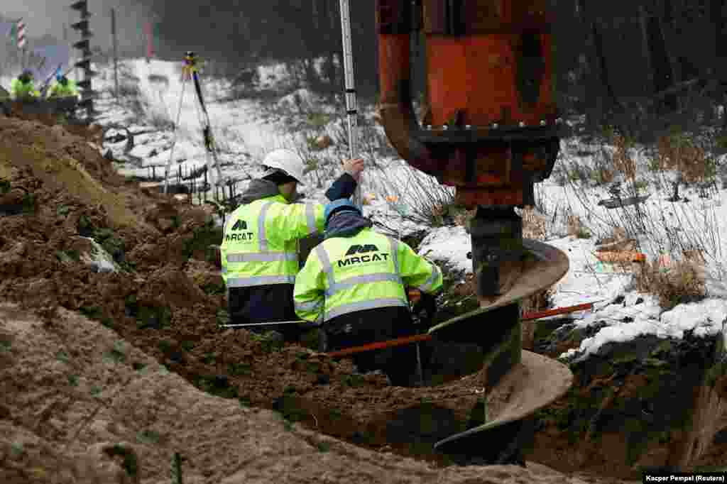 A kerítés a tervek szerint mintegy 390 millió dollárba fog kerülni, és a Lengyelország és Belarusz&nbsp; közötti határ 186 kilométeres szakaszát &ndash; ez a teljes határszakasz fele &ndash; zárja majd le