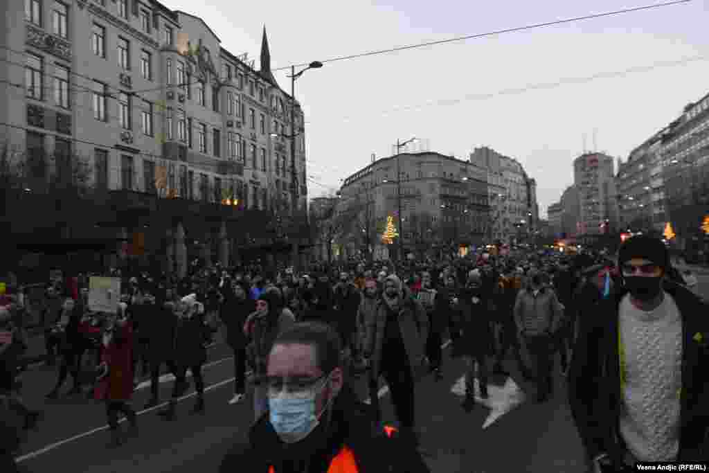 Okupljeni su najpre prošetali do Narodne skupštine...