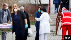 Пациенти и медицинари на Клиника