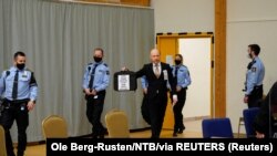Masovni ubica Anders Breivik po dolasku u sudnicu na saslušanje tokom kojeg će tražiti prijevremeno puštanje na slobodu 