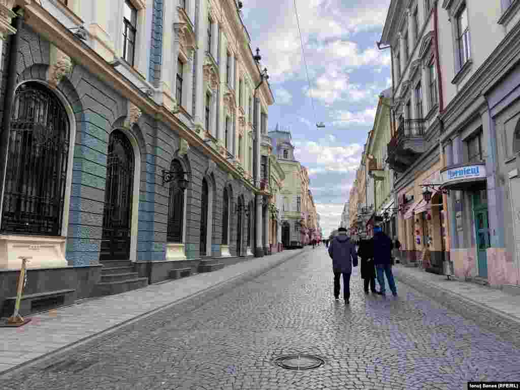 Aleea pietonală din centrul Cernăuțiului găzduiește clădiri construite în perioada austro-ungară. E locul în care pot fi zăriți, adesea, turiștii străini care vin să viziteze Cernăuțiul.