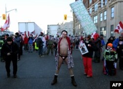 Стотици камиони и хиляди протестиращи блокираха центъра на Отава, 29 януари 2022.