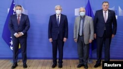 Josep Borrel (drugi zdesna) s članovima Predsjedništva BiH Željkom Komšićem (prvi slijeva), Šefikom Džaferovićem (drugi slijeva) i Miloradom Dodikom (prvi zdesna) uoči sastanka u Briselu, 30. septembra 2020.