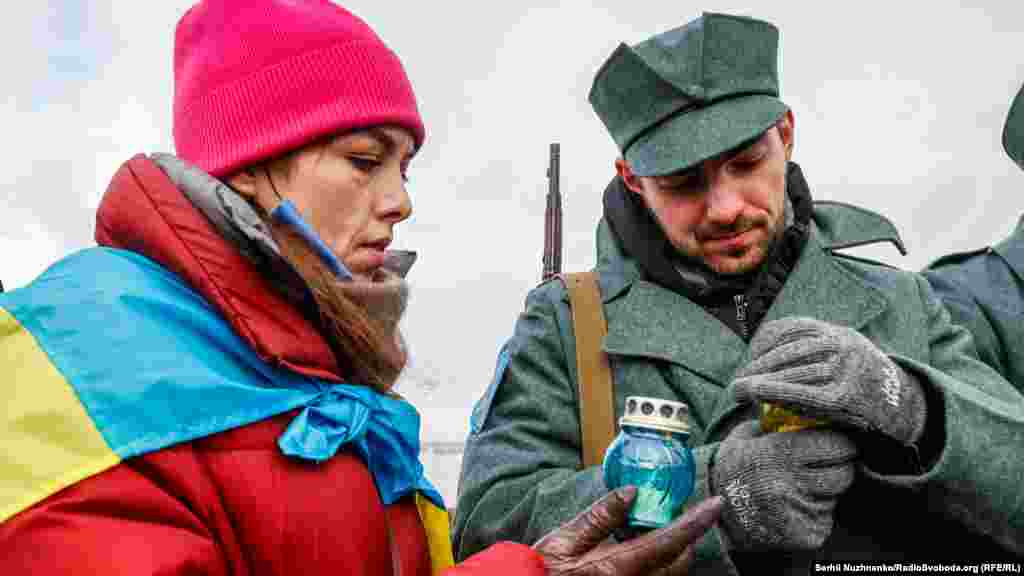 Після акції учасники запалили свічки та хвилиною мовчання вшанували пам&rsquo;ять загиблих на Майдані та в АТО співвітчизників