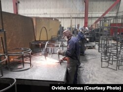 Cele mai multe din cele peste 108.000 de avize de angajare eliberate în 2022 în România au fost pentru muncitori din Bangladesh, Nepal și Pakistan. În imagine, angajați din Vietnam, într-o fabrică de confecţii metalice.