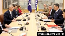 Jens Stoltenberg, glavni tajnik NATO-a i Denis Bećirović, član Predsjedništva BiH, na sastanku u Briselu, 16. januara 2023.