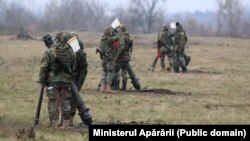 Militarii din Brigada de infanterie motorizată „Dacia” execută trageri de luptă la Centrul de instruire al unității din municipiul Cahul, decembrie 2022