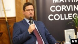 Gulyás Gergely a Mathias Corvinus Collegium (MCC) által rendezett beszélgetésen a szekszárdi vármegyeháza dísztermében 2023. február 9-én