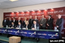 Cei 14 deputați PCRM care au părăsi fracțiunea în 2014.