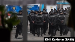 Осужденные на территории исправительной колонии. Иллюстративное фото