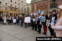 Belgrádi tiltakozáson emlékeznek meg 2023. január 21-én az orosz politikai foglyokról. A háttérben az orosz ellenzéki fehér-kék-fehér zászló