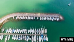 A balatonföldvári kikötő részlete 2018. június 1-jén. A Balaton egyik legnagyobb vitorláskikötője több mint 400 férőhelyes 
