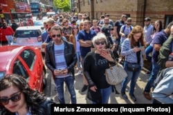 Secția de vot Stradford, 26 mai 2019 - Români stau la coadă pentru a vota în alegerile europarlamentare și așa-numitul „referendum despre justiție” despre interzicerea amnistiei și grațierii pentru infracțiuni de corupție și a adoptării de Guvern a ordonanțelor de urgență în domeniul infracțiunilor, pedepselor și al organizării judiciare .