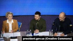 Претседателот на Украина Володимир Зеленски, премиерот Денис Шмихал (Д) и шефицата на Европската комисија Урсула фон дер Лајен за време на заедничката средба на Владата на Украина и Европската комисија. Киев, 02 февруари 2023 година