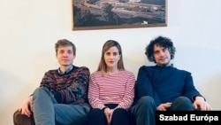 A K-Monitor munkatársai (balról jobbra): Merényi Miklós, Molnár Noémi és az alapító-igazgató Léderer Sándor