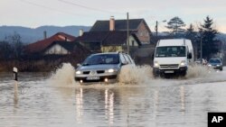 Vozila prolaze kroz vodu na putu u Čačku, Srbija, 19. januara