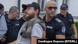 Манол Глишев, поет и граждански активист. Той е сред недоволните от модерацията на българското съдържание във Фейсбук. За сряда е насрочен протест по темата в София. 