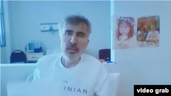 მიხეილ სააკაშვილი, საქართველოს ყოფილი პრეზიდენტი. სასამართლო სხდომაზე ვიდეოზარით ჩართვა კლინიკა "ვივამედიდან"