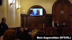 Сегодня в качестве свидетеля по видеосвязи был заслушан сертифицированный хирург-ортопед Джеймс Коби