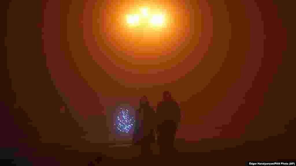 Një çift duke ecur nëpër mjegull në Stepanakert, qyteti më i madh i Nagorno Karabakut, më 15 dhjetor 2022. Dhjetëra azerbajxhanas kanë bllokuar rrugën në Korridorin e Lakinit që nga 12 dhjetori.