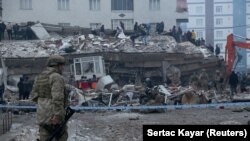 Desetine ljudi pretražuje ruševine kako bi se došlo do preživelih. U pomoć stanovništvu je stigla i vojska