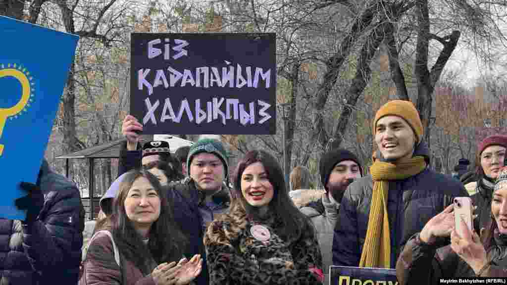 Мужчина держит плакат с надписью: &laquo;Біз қарапайым халықпыз&raquo; (&laquo;Мы простой народ&raquo;). Эта надпись созвучна с надписью на растяжке, которая была у участников мирного митинга 6 января 2022 года на площади Республики во время кровопролитных Январских событий. В тот день, согласно свидетельствам очевидцев, силовики стреляли по находившимся в этом месте мирным демонстрантам