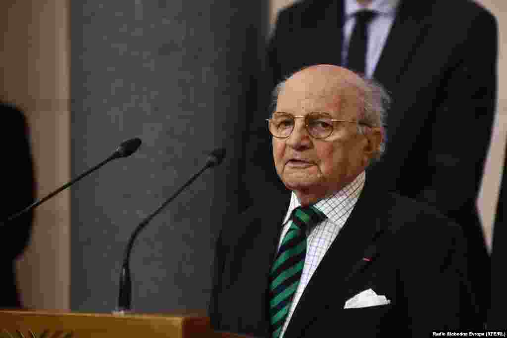 Predsjednik Jevrejske zajednice u BIH Jakob Finci istaknuo je značaj rada Arhiva Sarajevo koji obilježava 75. godina rada. "Kasno smo postali svjesni koliko su arhivi važni. Ova izložba posvećena je najvećoj tragediji dvadesetog vijeka, u kojoj je stradalo šest miliona Jevreja i nekoliko stotina hiljada Roma, djece, invalida i drugih koji su stradali samo zato što se nisu uklapali u fašističke sheme", kazao je Finci.